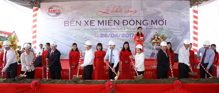 Ông Nguyễn Hồng Anh - Chủ tịch HĐTV SAMCO đang giới thiệu tổng quan dự án xây dựng Bến xe Miền Đông mới với lãnh đạo Thành phố.