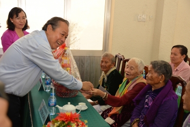 DEPUTY PRIME MINISTER'S GIFT-GIVING VISIT TO VIETNAMESE HEROIC MOTHERS OF LONG AN AND TIEN ...