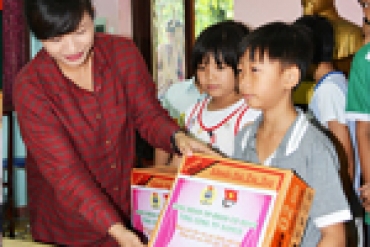 Công đoàn Văn phòng và Đoàn Thanh Niên SAMCO tặng quà trung thu cho làng SOS