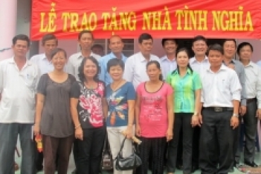 Công đoàn Văn phòng Tổng công ty SAMCO trao tặng nhà tình nghĩa tại Trà Vinh