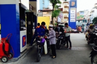 Tập đoàn Xăng dầu Việt Nam giảm giá xăng dầu từ 15 giờ 00 ngày 30.9.2014