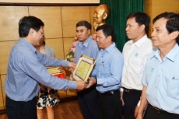 Tổng kết công tác phục vụ hành khách 2014: UBND Thành phố trao bằng khen cho 8 ...